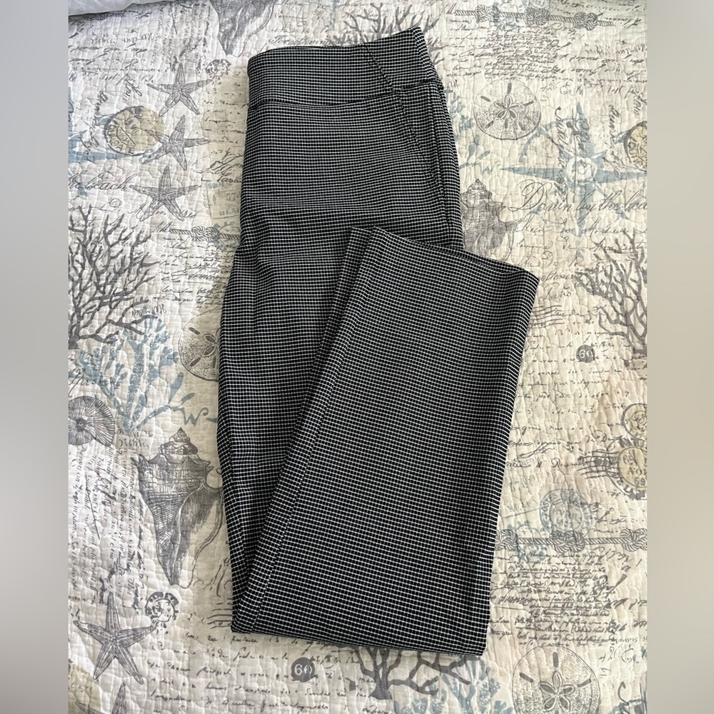Ladies trousers black and white patterned